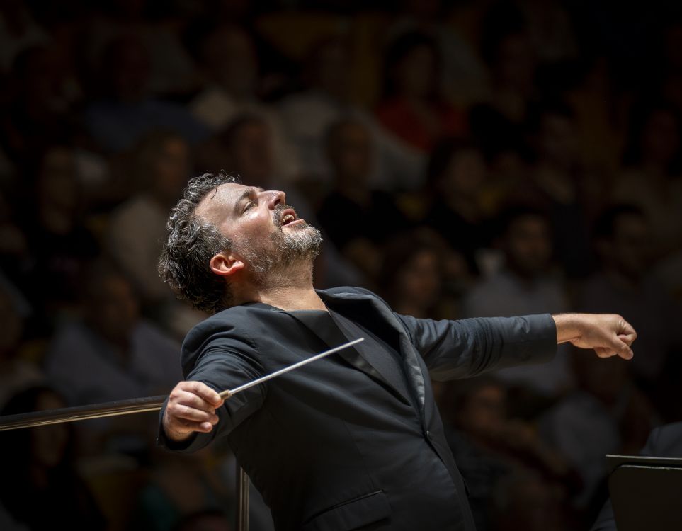 James Gaffigan dirigiendo la Novena sinfona de Beethoven con la Orquesta de  la Comunidad Valenciana