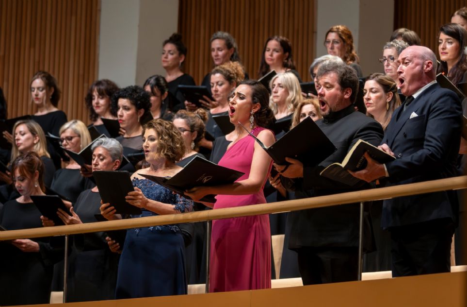 James Gaffigan dirigiendo la Novena sinfona de Beethoven con la Orquesta de  la Comunidad Valenciana