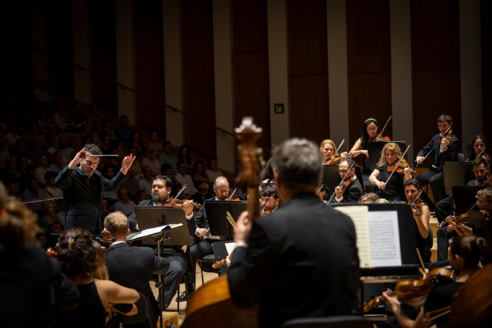 James Gaffigan dirigiendo la Novena sinfona de Beethoven con la Orquesta de  la Comunidad Valenciana