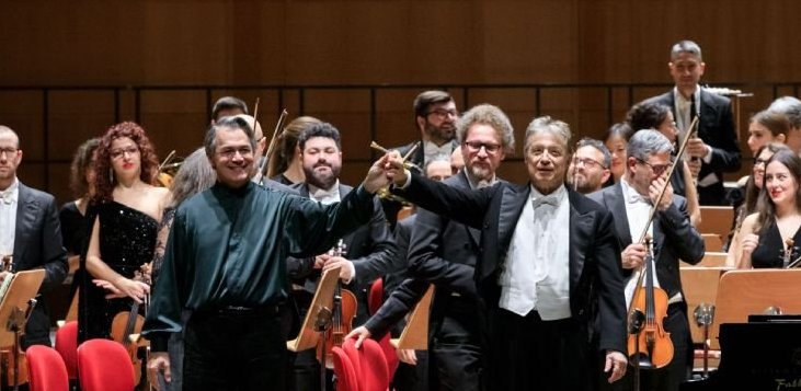 Roberto Abbado en Bolonia al frente de la Filarmonica del Teatro Comunale, con Pietro De Maria como pianista solista