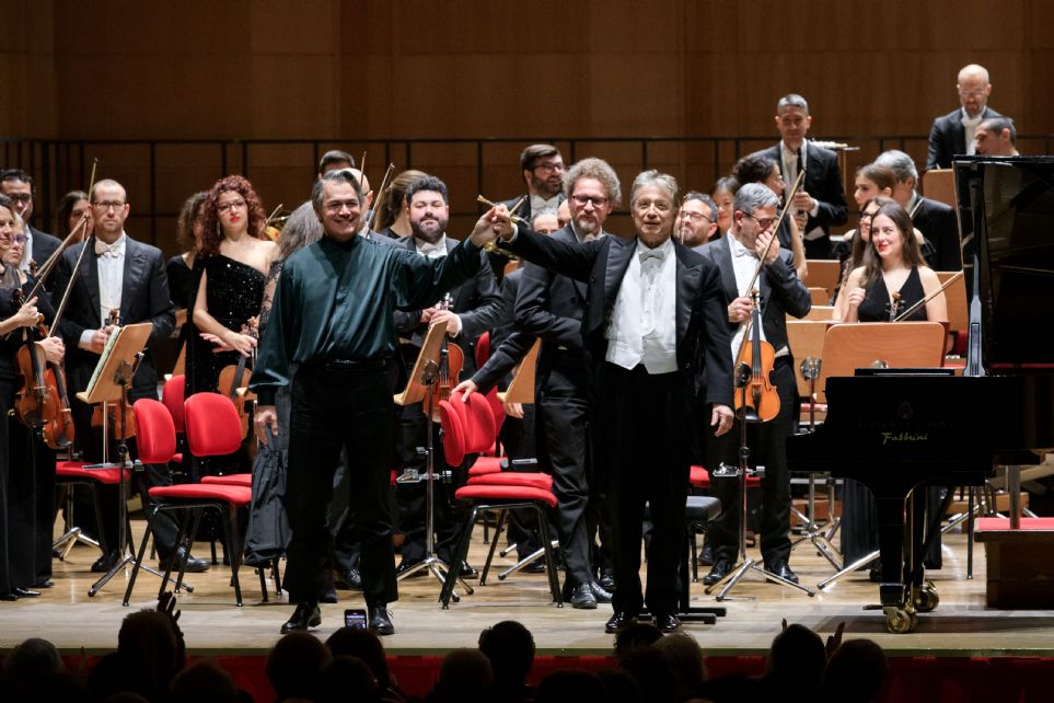 Roberto Abbado en Bolonia al frente de la Filarmonica del Teatro Comunale, con Pietro De Maria como pianista solista