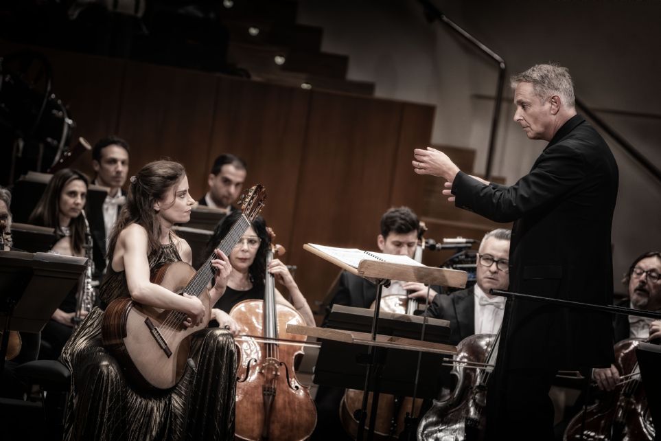 Alexander Liebreich y Ana Vidovic con la Orquesta de Valencia